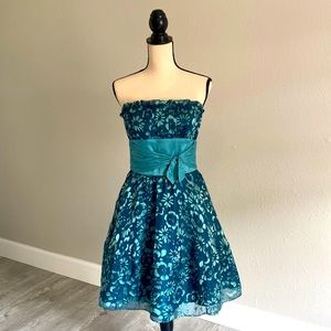 Betsey Johnson strapless short formal…Sooo pretty!! Perfect for Mardi Gras/prom!